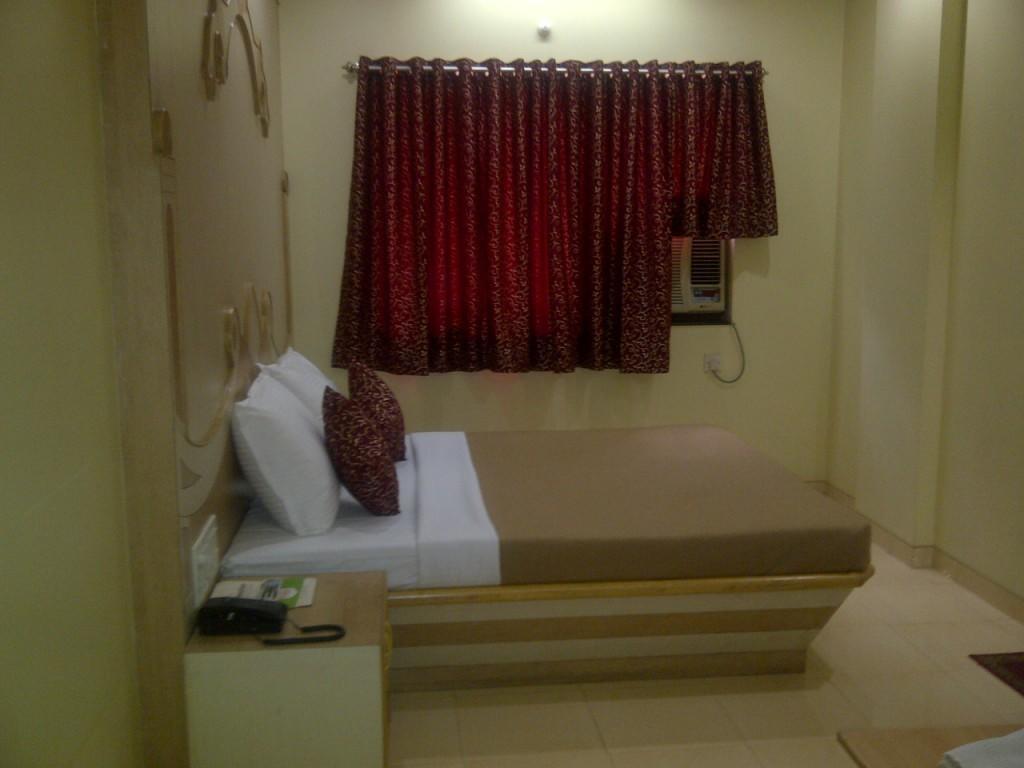 Om Sai Palace Hotel Pune Habitación foto